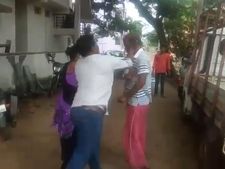 ಕೊಪ್ಪಳ : ಮನೆ ಮಾಲೀಕನಿಗೆ ಚಪ್ಪಲಿ ಸೇವೆ ಮಾಡಿದ ಬಾಡಿಗೆದಾರರು