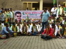 ರಾಮನಗರದಲ್ಲಿ ಹೆದ್ದಾರಿ ಗುಂಡಿ ಮುಚ್ಚಲು ಆಗ್ರಹಿಸಿ ಪ್ರತಿಭಟನೆ