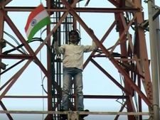 ಹೊಸ ಬೇಡಿಕೆಯೊಂದಿಗೆ ಮೊಬೈಲ್ ಟವರ್ ಏರಿದ ಶಿಗ್ಲಿ ಬಸ್ಯಾ!