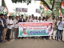 ಗಣಿ ಅಧಿಕಾರಿಗೆ ಬೆದರಿಕೆ ಹಾಕಿದ ಸಂಸದ ಪುಟ್ಟರಾಜು ವಿರುದ್ಧ ಪ್ರತಿಭಟನೆ