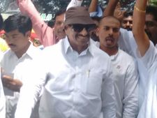 ವಾಟಾಳ್ ನಾಗರಾಜ್ ಅವರನ್ನು ಎತ್ತೊಯ್ದ ಪೊಲೀಸರು