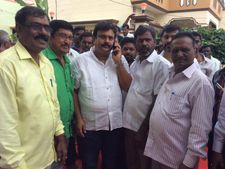 ಮಂಡ್ಯ ರಾಜಕೀಯ : ರವೀಂದ್ರ ಶ್ರೀಕಂಠಯ್ಯಗೆ ಆಹ್ವಾನ ನೀಡಿದ ಎಚ್ಡಿಕೆ!