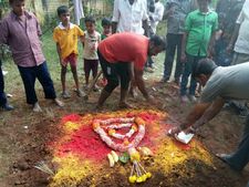 ಮಂಗಗಳ ಮರಣಕ್ಕೆ ಮರುಗಿದ ಮಾನವರಿಂದ ಅಂತ್ಯ ಸಂಸ್ಕಾರ