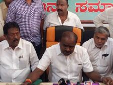 'ಎರಡೂ ರಾಷ್ಟ್ರೀಯ ಪಕ್ಷಗಳು ರೈತರಿಗೆ ಟೋಪಿ ಹಾಕುತ್ತಿವೆ'