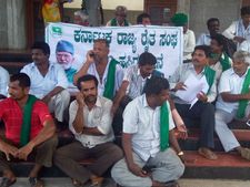  ರೈತರ ಸಮಸ್ಯೆ ಚರ್ಚಿಸದ ಸರ್ಕಾರದ ವಿರುದ್ಧ ರೈತರಿಂದ ಉಗಿಯಿರಿ ಚಳುವಳಿ
