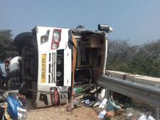 ಕನಕಪುರದಲ್ಲಿ ರಸ್ತೆಗೆ ಉರುಳಿ ಬಿದ್ದ ಬಸ್, ತಪ್ಪಿದ ಭಾರೀ ಅನಾಹುತ