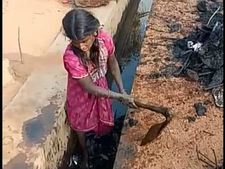 ಚಿಕ್ಕಬಳ್ಳಾಪುರದಲ್ಲಿ ತಾನೇ ಮೋರಿ ಸ್ವಚ್ಛಗೊಳಿಸಿದ ಬಾಲಕಿ