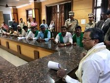 ಕಬ್ಬಿನ ಬಿಲ್ ಬಾಕಿ: ಪ್ರತಿಭಟನಾ ನಿರತ ರೈತರೊಂದಿಗೆ ಸಿಎಂ ಸಭೆ