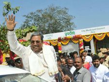 ಶಿರಾದಲ್ಲಿ ಇಂದಿರಾ ಕ್ಯಾಂಟೀನ್ ಉದ್ಘಾಟಿಸಿದ ಸಿದ್ದರಾಮಯ್ಯ