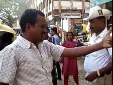 ದಾವಣಗೆರೆಯಲ್ಲಿ ಪಾನಮತ್ತ ಚಾಲಕನಿಗೆ ಟ್ರಾಫಿಕ್ ಪೊಲೀಸರಿಂದ ಥಳಿತ