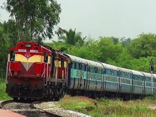 ಯುವತಿ ರೈಲಿಗೆ ತಲೆಕೊಟ್ಟು ಆತ್ಮಹತ್ಯೆಗೆ ಯತ್ನ: ಅಪಾಯದಿಂದ ಪಾರು