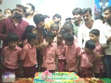ರಾಮನಗರ: ಅಂಧ ಮಕ್ಕಳೊಂದಿಗೆ ಹುಟ್ಟುಹಬ್ಬ ಆಚರಿಸಿಕೊಂಡ ನಟ ದಿಗಂತ್