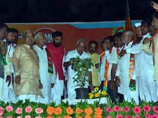 ಬಂಡಾಯದ ಬಿಸಿ, ಬಿಎಸ್‌ವೈ ಭಾಷಣದ ವೇಳೆ ಮೈಕ್ ಕಿತ್ತು ಆಕ್ರೋಶ! 