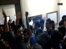 ವಿದ್ಯಾರ್ಥಿ ಆತ್ಮಹತ್ಯೆ: ಒಸ್ಮಾನಿಯಾ ವಿವಿಯಲ್ಲಿ ಶವದ ಮುಂದೆ ಪ್ರತಿಭಟನೆ