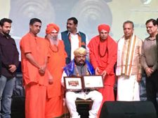 ದುಬೈನಲ್ಲಿ 'ವಿಶ್ವ ಕನ್ನಡಿಗ' ಪ್ರಶಸ್ತಿಗೆ ಭಾಜನರಾದ ಟಿ.ಎ.ಶರವಣ
