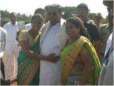 ಶಿರಸಿಯಲ್ಲಿ ಸಿದ್ದರಾಮಯ್ಯನವರಿಗೆ ಮಹಿಳೆಯರಿಂದ ಅಪ್ಪುಗೆಯ ಸ್ವಾಗತ