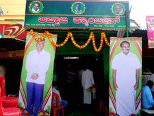 ದೇವೇಗೌಡರ ಅಭಿಮಾನಿಯಿಂದ ಮಂಡ್ಯದಲ್ಲಿ ಅಪ್ಪಾಜಿ ಕ್ಯಾಂಟೀನ್ 