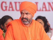 ದಲಿತರ ಮನೆಯಲ್ಲಿ ನಿಜಗುಣಾನಂದ ಶ್ರೀ ಊಟ, ಪೇಜಾವರ ಶ್ರೀ ವಿರುದ್ಧ ಕಿಡಿ