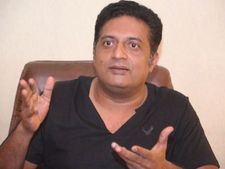ಪ್ರಕಾಶ್ ರೈ ಕೂತಿದ್ದ ವೇದಿಕೆ ಸ್ವಚ್ಛಗೊಳಿಸಿದ ಬಿಜೆಪಿ ಕಾರ್ಯಕರ್ತರು