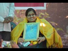 ತೇಜಸ್ವಿನಿ ಅವರ 'ಹೊರಳುದಾರಿ' ಕೃತಿಗೆ ಸ್ವಸ್ತಿ ಪ್ರಕಾಶನ ಪ್ರಶಸ್ತಿ ಪ್ರದಾನ