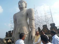 ವೈರಾಗ್ಯ ಮೂರ್ತಿ ಗೊಮ್ಮಟೇಶ್ವರನಿಗೆ ಮಹಾಮಸ್ತಕಾಭೀಷೇಕ
