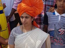 'ಗಿಫ್ಟ್' ಕೊಟ್ಟು ವಿವಾದಕ್ಕೆ ಸಿಲುಕಿದ ಲಕ್ಷ್ಮೀ ಹೆಬ್ಬಾಳಕರ್