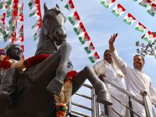 ಕುಷ್ಟಗಿಯಿಂದ ಕರಟಗಿಯತ್ತ ಹೊರಟ ರಾಹುಲ್ ಗಾಂಧಿ ರೋಡ್ ಶೋ