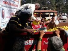 ಬೆಲೆ ಕುಸಿಯಿತು ಎಂಬ ಸಿಟ್ಟಲ್ಲಿ ಟೊಮೆಟೊ ಪುಕ್ಕಟೆ ಹಂಚಿದ ರೈತ