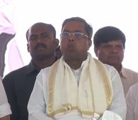ನಾಡಗೀತೆ ಹಾಡುವಾಗ ಬೀಡಾ ಜಗಿದು, ಪಂಚೆ ಸರಿಮಾಡಿಕೊಂಡ ಸಿಎಂ