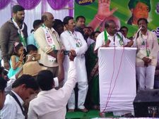 'ವಸತಿ ಸಚಿವ ಲಿಪ್ ಸ್ಟಿಕ್ ಹಾಕಿಸಿಕೊಂಡು ಜಾಹೀರಾತು ನೀಡ್ತಾರೆ' 