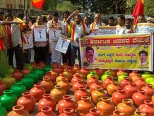 ಕಾವೇರಿ ನೀರು ನಿರ್ವಹಣಾ ಮಂಡಳಿ ರಚನೆ ವಿರುದ್ಧ ವಿಶಿಷ್ಟ ಹೋರಾಟ
