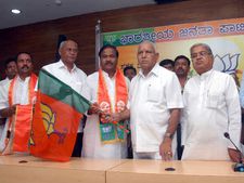 ಎಸ್.ಆರ್.ನವಲೀ ಹಿರೇಮಠ್ ಬಿಜೆಪಿ ಸೇರ್ಪಡೆ
