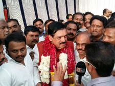 ಕಾಂಗ್ರೆಸ್ ಗೆ ಕೈ ಕೊಟ್ಟ ಮಾಜಿ ಸಚಿವ ಮನೋಹರ್ ತಹಶೀಲ್ದಾರ್ ಜೆಡಿಎಸ್ ಗೆ 