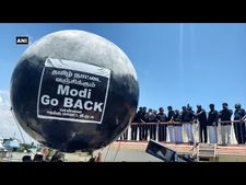 ಲಾಠಿ ಬಿಟ್ಟು ಬಲೂನ್ ಗೆ 'ಗುಂಡು ಪಿನ್' ಚುಚ್ಚಿದ ತಮಿಳುನಾಡು ಪೊಲೀಸರು!