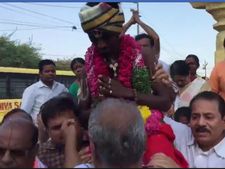 ದಲಿತನನ್ನು ಹೆಗಲ ಮೇಲೆ ಹೊತ್ತು ಮೆರೆದಾಡಿಸಿದ ಅರ್ಚಕ