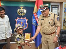 6 ವರ್ಷದ ಇಶಾನ್ ಗೆ 1 ದಿನ ಪೊಲೀಸ್ ಕಮಿಷನರ್ ಕುರ್ಚಿ ಬಿಟ್ಟುಕೊಟ್ಟರು