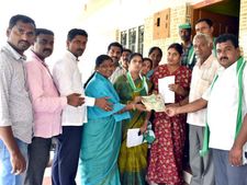 ಮೇಲುಕೋಟೆಯಲ್ಲಿ ಗೆಲ್ಲಲು ಪುಟ್ಟರಾಜು ಹರಸಾಹಸ: ಪತ್ನಿಯಿಂದ ಪ್ರಚಾರ