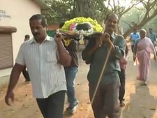 ಉಡುಪಿಯಲ್ಲಿ ತಾಯಿಯೊಬ್ಬಳ ಕೊನೆಯಾಸೆ ತೀರಿಸಿದ ಮಗನಲ್ಲದ ಮಗ 