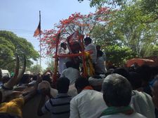 ನಾಮಪತ್ರ ಸಲ್ಲಿಸಲು ತೆರಳುವಾಗ ಕುಸಿದುಬಿದ್ದ ಬಂಡಾಯ ಅಭ್ಯರ್ಥಿ ನಿಂಬಣ್ಣವರ್ 