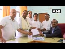 ಬಾದಾಮಿಯಲ್ಲಿ ನಾಮಪತ್ರ ಸಲ್ಲಿಸಿದ ಸಿದ್ದರಾಮಯ್ಯ, ಶ್ರೀರಾಮುಲು