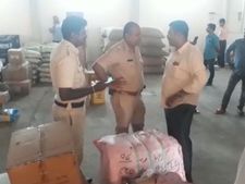 ಚಿಕ್ಕಮಗಳೂರು: ಬಿಜೆಪಿಗೆ ಸೇರಿದ್ದೆನ್ನಲಾದ 50 ಸಾವಿರ ಸೀರೆ ವಶ