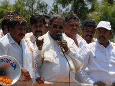 ಇದೊಂದು ರಾಜಕೀಯ ಹುನ್ನಾರ, ಐಟಿ ದಾಳಿಗೆ ಸಿದ್ದರಾಮಯ್ಯ ಕಿಡಿ