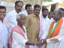  ಸಿರುಗುಪ್ಪದಲ್ಲಿ ಮತಯಂತ್ರಗಳ ವಿರುದ್ಧ ಚುನಾವಣಾ ಅಧಿಕಾರಿಗೆ ದೂರು 