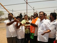 ನಾಳೆ ಮೋದಿ ಬಳ್ಳಾರಿಗೆ : ಜಿಲ್ಲಾ ಕ್ರೀಡಾಂಗಣದಲ್ಲಿ ಜರ್ಮನ್ ಟೆಂಟ್ ಅಳವಡಿಕೆ 
