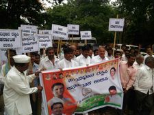  ಮೋದಿ, ರಾಜ್ಯಪಾಲರ ವಿರುದ್ಧ ಧಿಕ್ಕಾರ ಕೂಗಿದ 'ಕೈ' ಕಾರ್ಯಕರ್ತರು