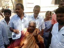 ಬಳ್ಳಾರಿಯಲ್ಲಿ ಮತ ಚಲಾಯಿಸಿದ ಬಿಜೆಪಿ ಅಭ್ಯರ್ಥಿ, ಶ್ರೀರಾಮುಲು ತಾಯಿ 