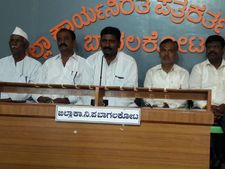 'ಪಕ್ಷಕ್ಕೆ ದ್ರೋಹ ಮಾಡಿದವರಿಗೆ ಸಚಿವ ಸ್ಥಾನಮಾನ ಕೊಡಬೇಡಿ' 