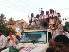 ಚುನಾವಣಾ ಪ್ರಚಾರದಲ್ಲಿ ರೇವಣ್ಣಗೆ ಸಾಥ್ ಕೊಟ್ಟ ಡಿಕೆಶಿ, ಸಾಧುಕೋಕಿಲಾ 