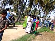  ಮತದಾನಕ್ಕೆ ಎರಡು ಗಂಟೆ ಉಳಿದಿರುವಾಗಲೂ ಹಣ ಹಂಚಿಕೆ 