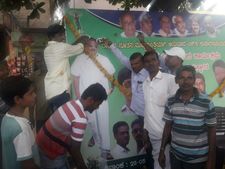  ಕುಮಾರಸ್ವಾಮಿ ಭಾವಚಿತ್ರಕ್ಕೆ ಹಾಲಿನ ಅಭಿಷೇಕ ಮಾಡಿದ ಅಭಿಮಾನಿಗಳು 